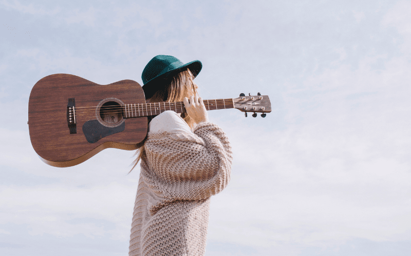 Singer with her guitar, What is a protest song and how to write one