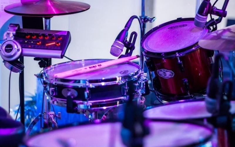Compatto E-Drum Set con 216 suoni 245 Drum Kits e semplice funzione di registrazione 