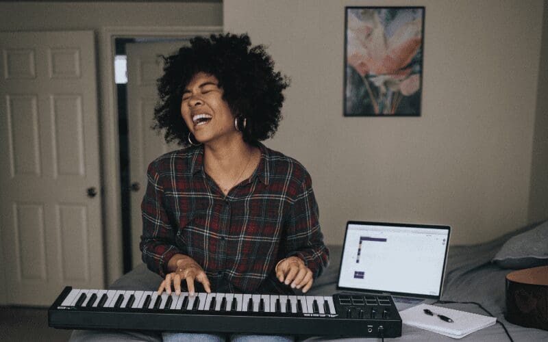 woman playing the keyboard