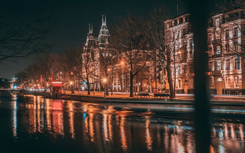 A picture of a river going through amsterdam.