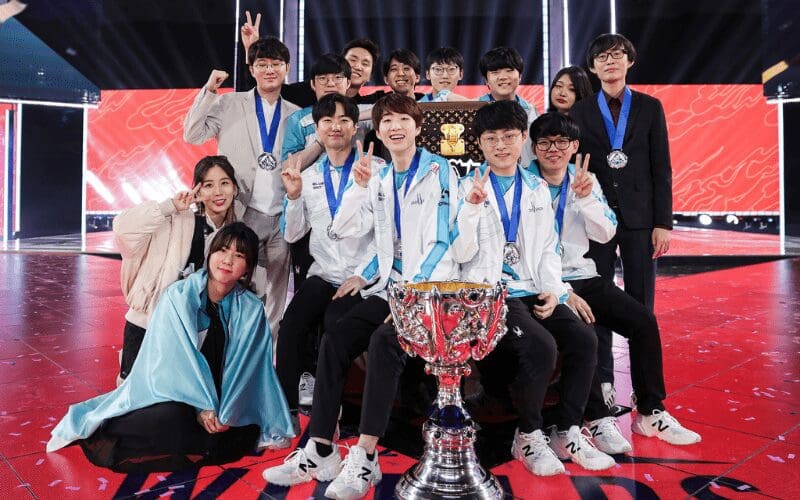 league of legends winners 2020 with trophy