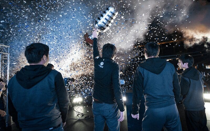 professional gamers lifting a trophy