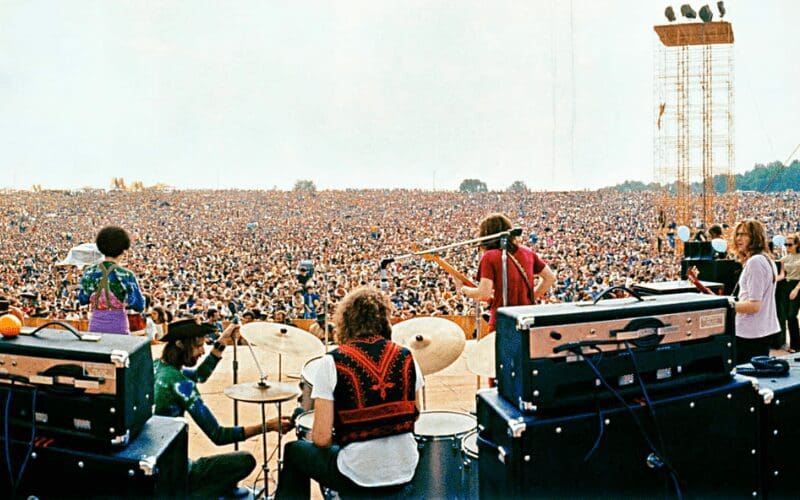 joe cocker at woodstock 1969 on stage with crowd